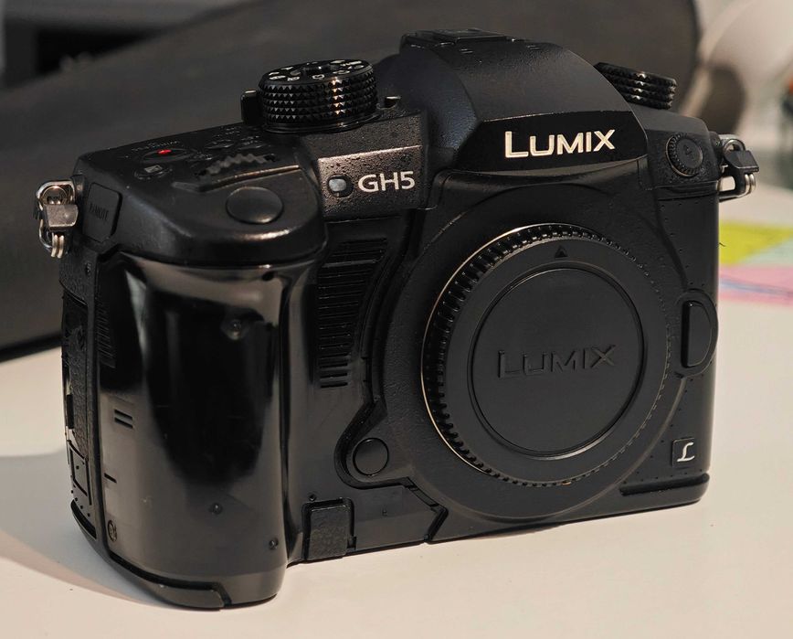 Camera Panasonic Lumix GH5, 5 baterii, 2 incarcatoare