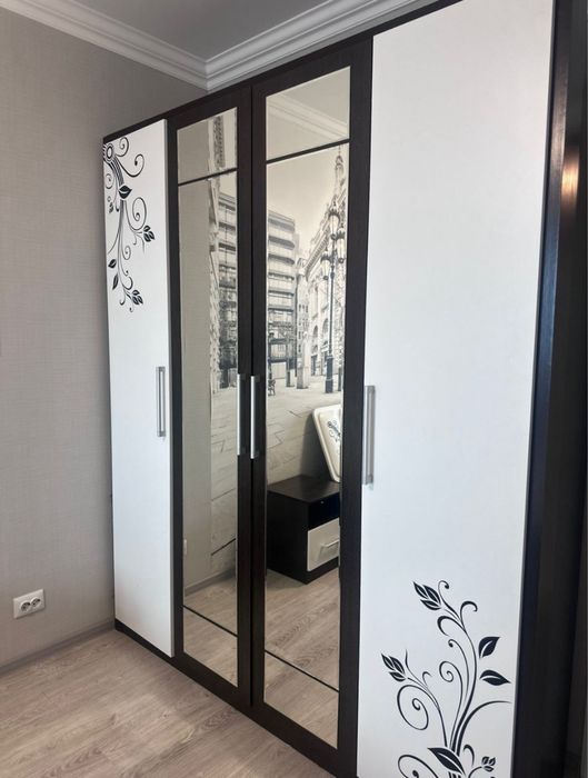 Вместительный шкаф с полками и штангой для вешалок