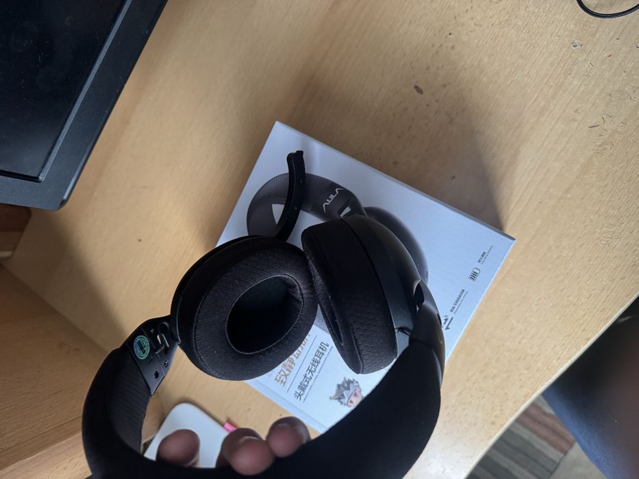 Продам без проводные наушники аула