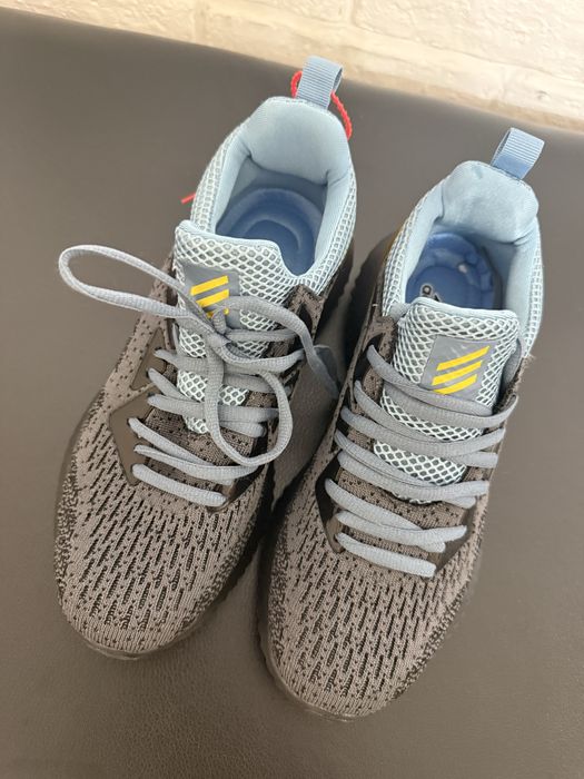 Продам кроссовки adidas
