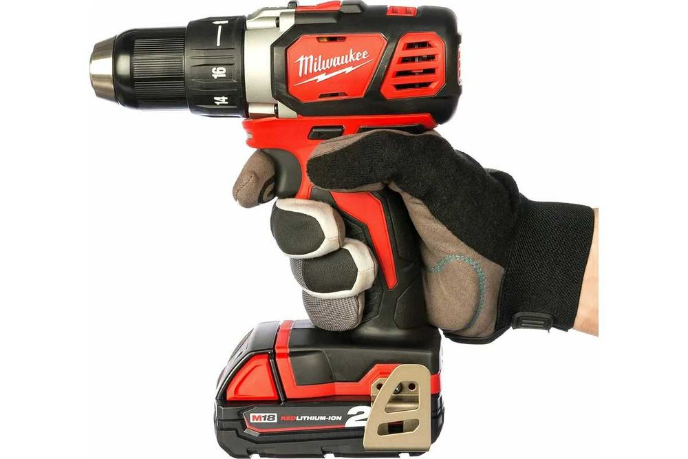Аккумуляторная дрель-шуруповерт Milwaukee M18 BDD-202C