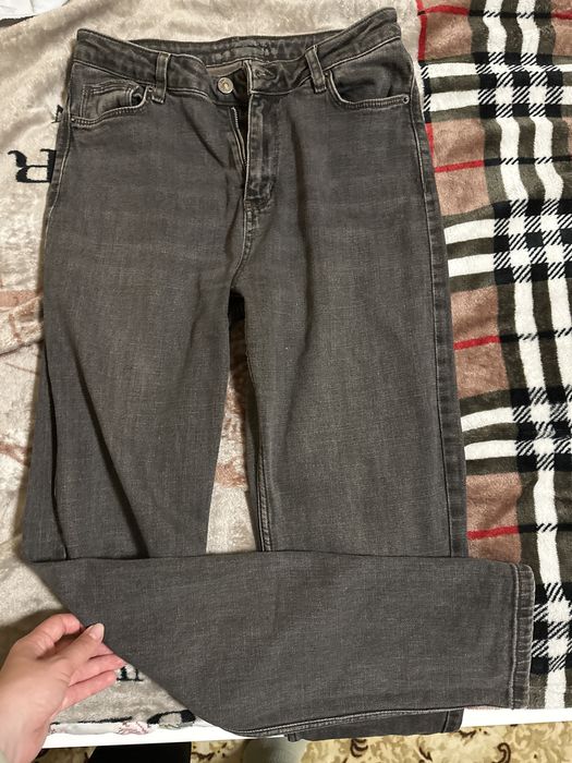 Темные женские джинсы