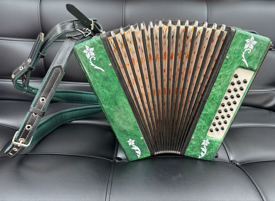 Продается ГАРМОНЬ Армавирская, с цельными планками