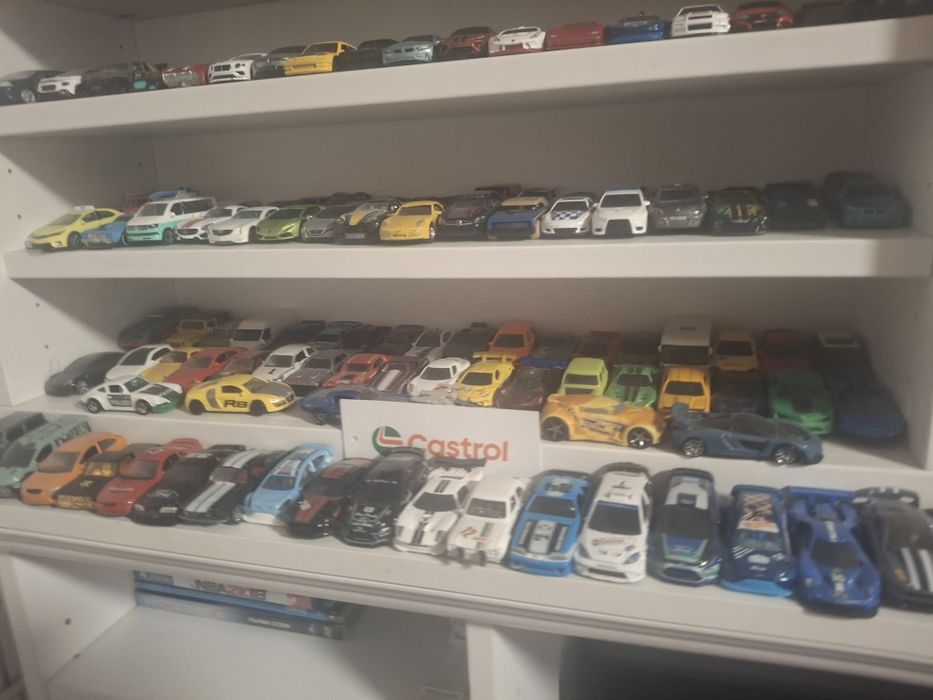 Продавам колекция малки и големи колшчки ( hot wheels,  majorete, matchbox, burajo и др)