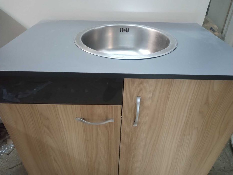 Продавам кухненски комплект долен и горен шкаф