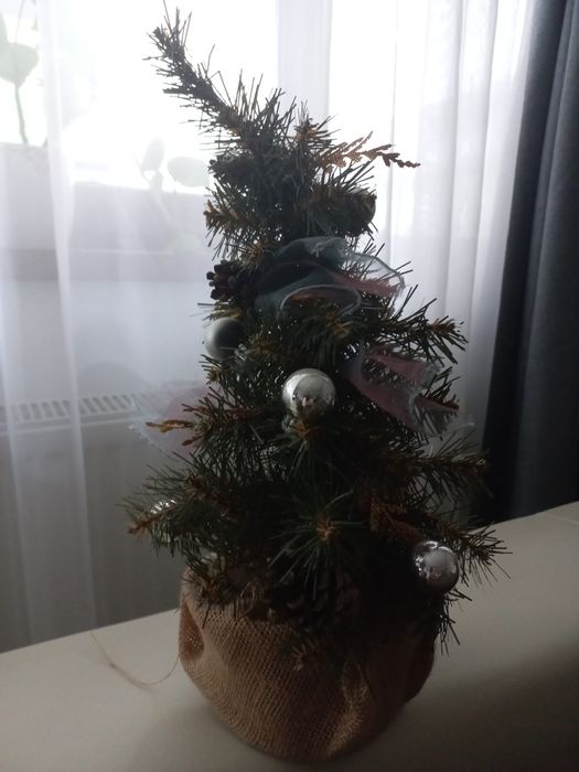 Brad artificial de craciun si decoratiuni