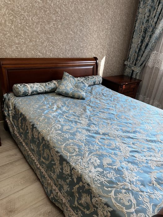 Покрывало с декоративными подушками