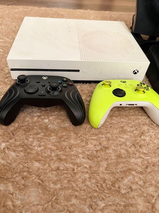 Xbox one s cu 2 manete,3 jocuri,volan cu pedale