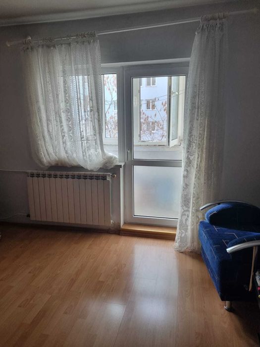 Vand apartament  cu 3 camere