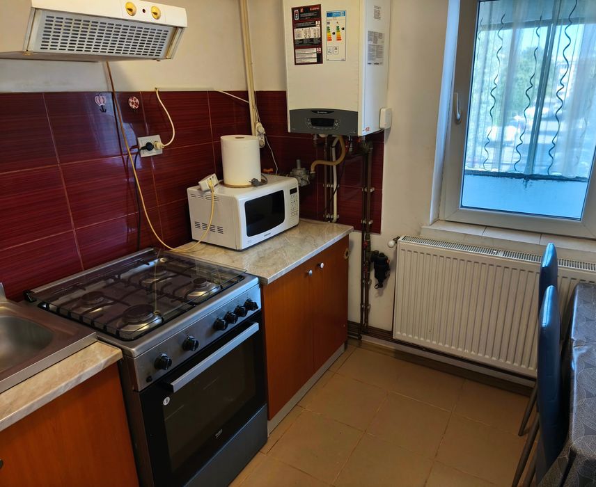 Inchiriez apartament 2 camere decomandat, etaj 2/4, 1 MAI, zona Pelendava