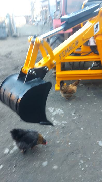 Vând  retroexcavator hidraulic Femac Serie 4 +3 cupe.