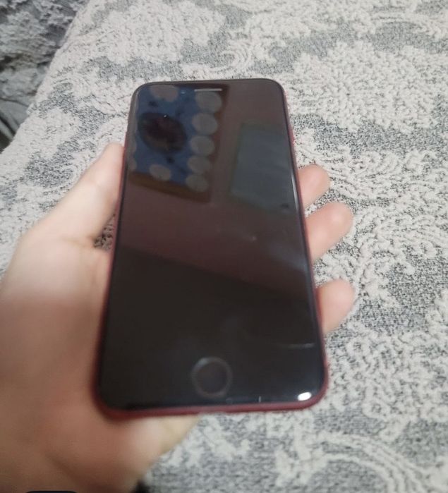 Iphone se 2020 rangi qizil