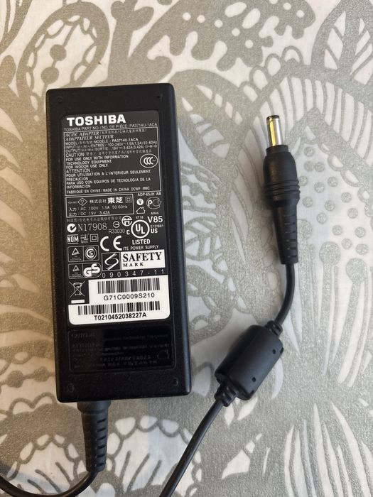 Оригинално зарядно за лаптоп Toshiba