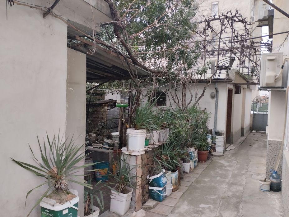 Етаж от къща в град Сандански с двор, механа, гараж и летна кухня