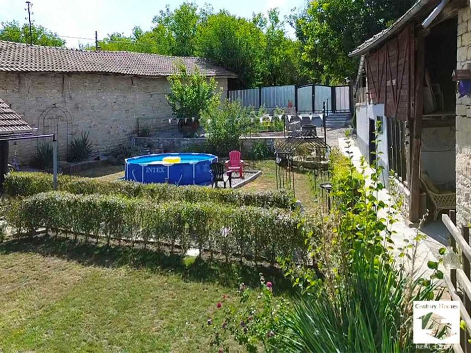 145307 Реновирана къща с добре аранжиран двор в с. Полски Сеновец