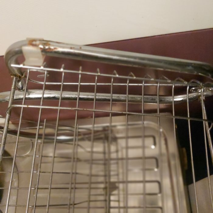 Vind suport din inox pentru vase. Are rugina la partea de dedesubt .