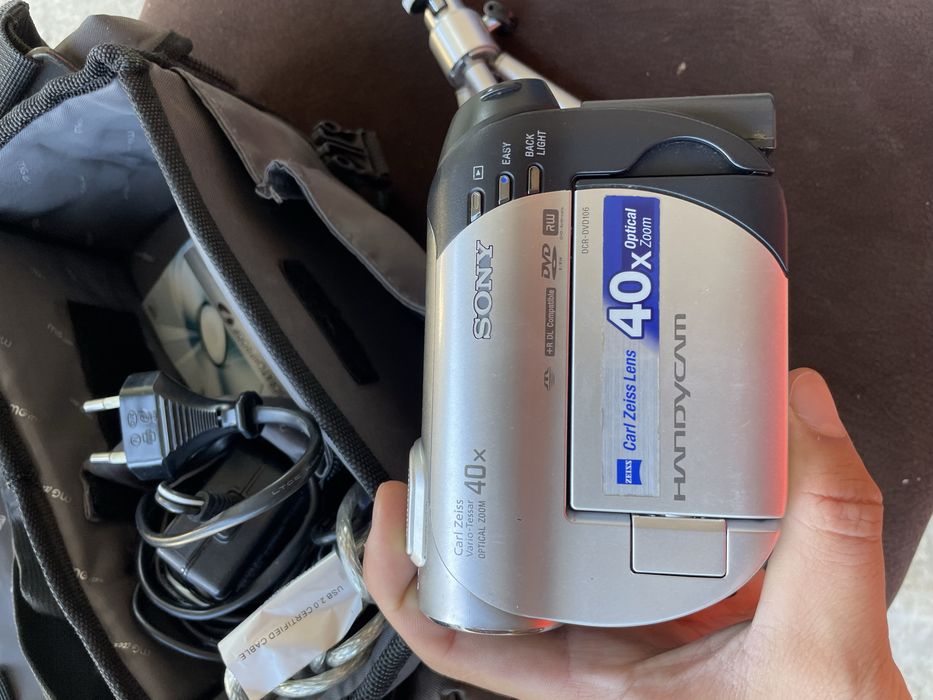 Cameră video Sony Handycam DCR-DVD106 + Geantă, Trepied și Cabluri