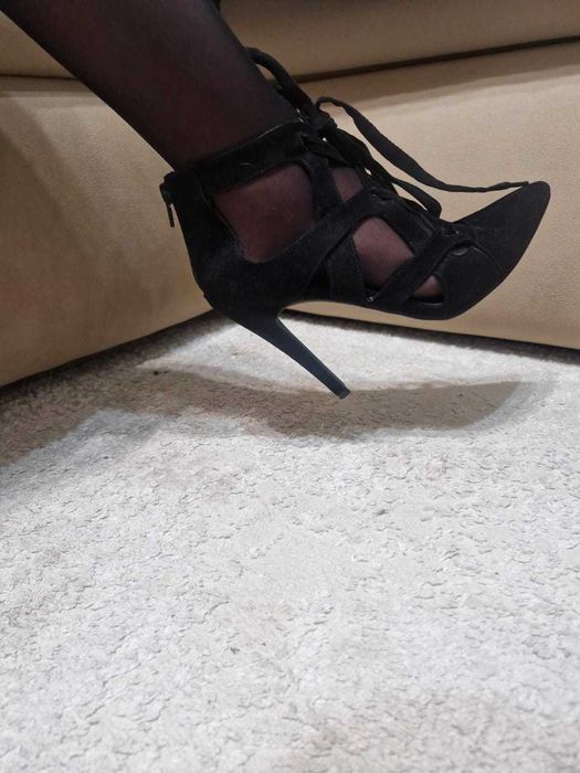 Туфли на каблуке с завязками