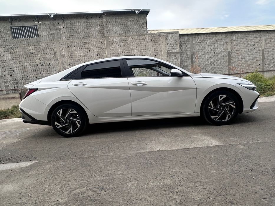 Hyundai Elantra 2023г