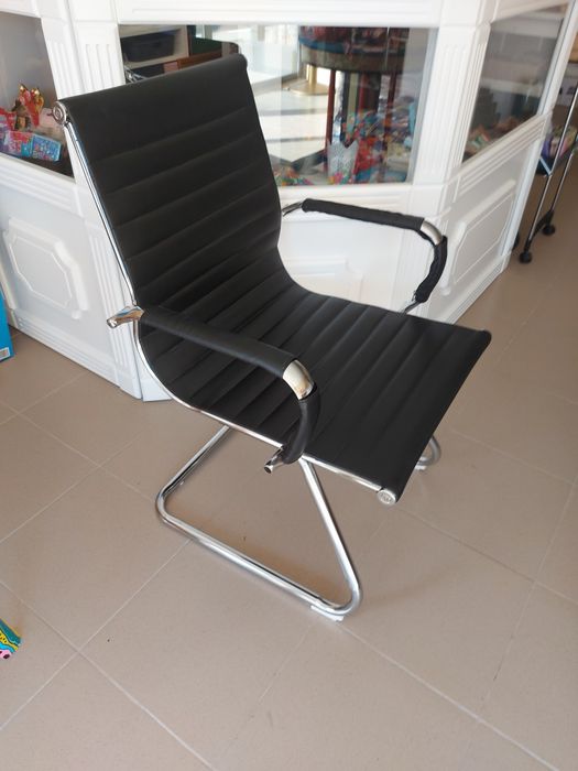 Посетителски кожен стол- 3 броя. Отлични