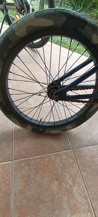 Bicicleta BMX, rosu cu albastru inchis