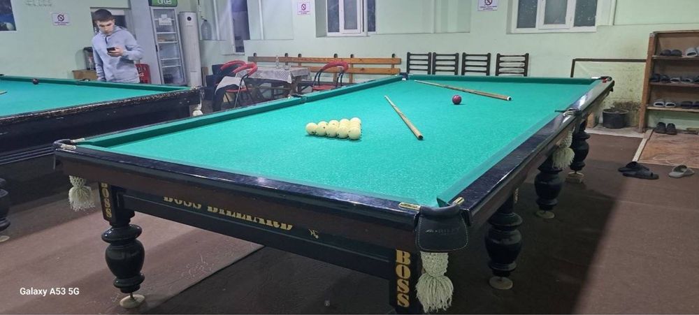 Billiard stoli kiylari bilan