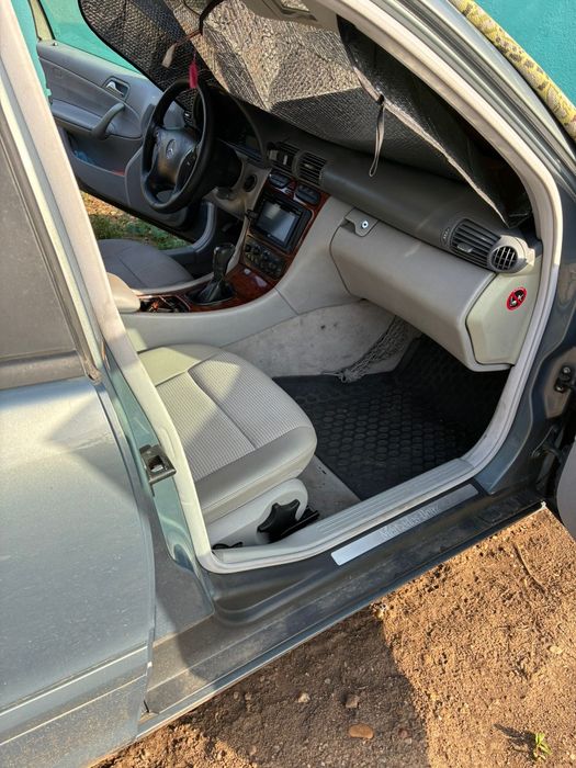 Vând Mercedes C200