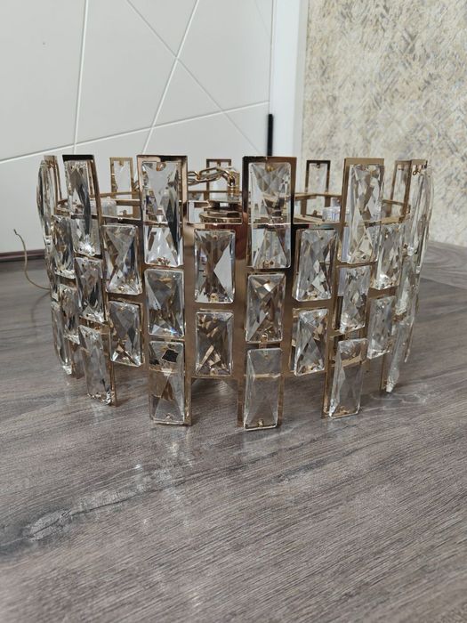 Продам  почти новую люстру.