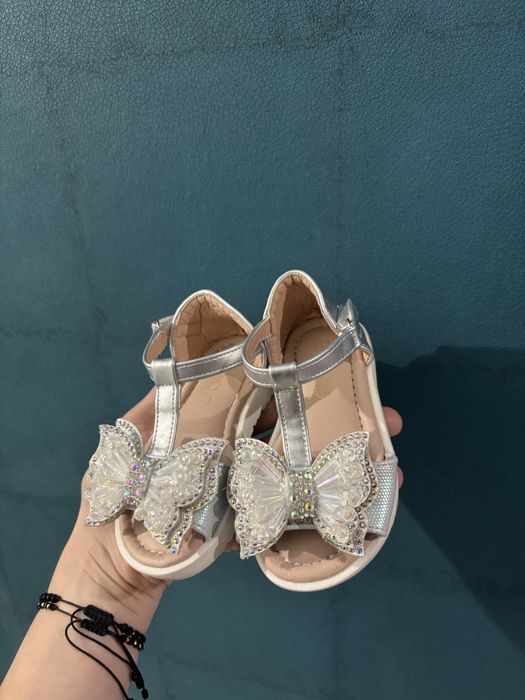 Sandale sandale sandale