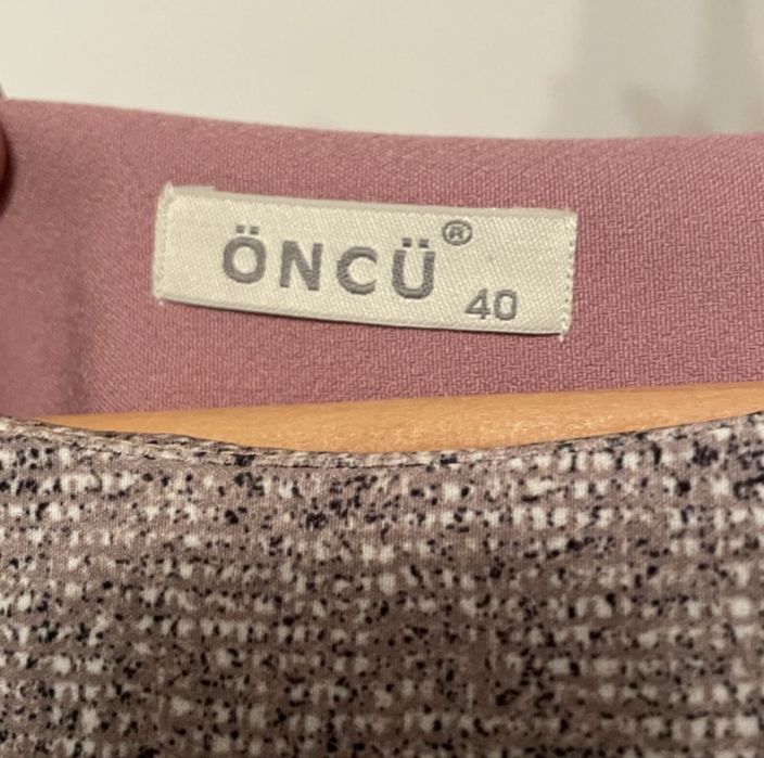 Rochie elegantă cu model geometric, mâneci trei sferturi