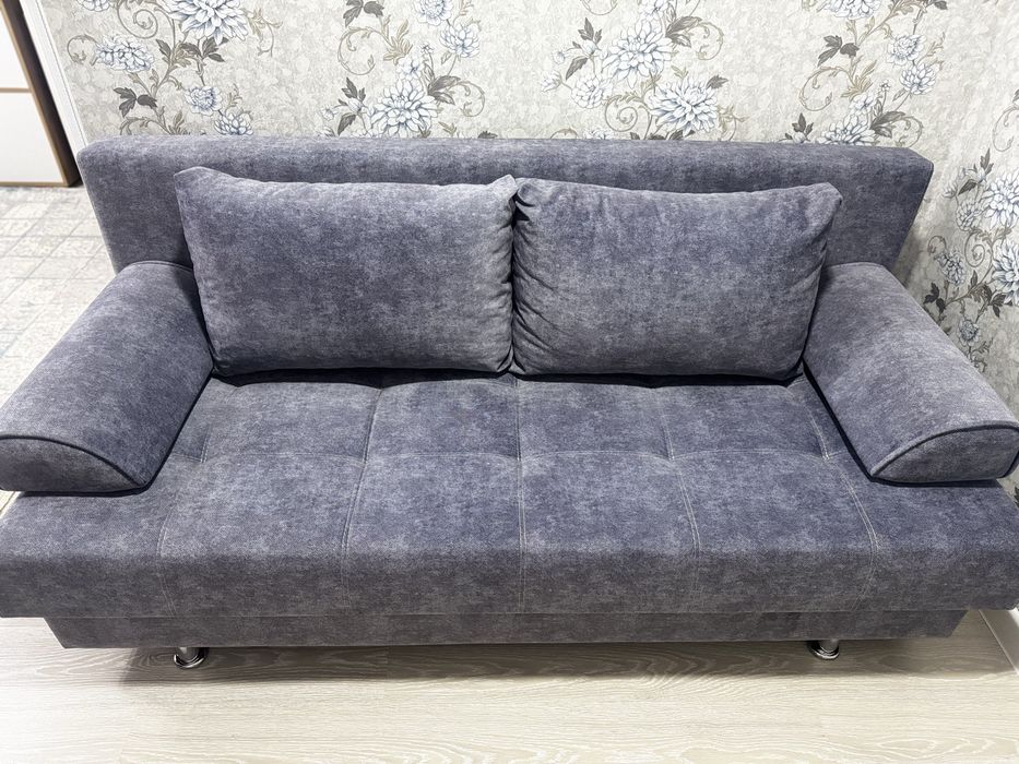 Диван практически новый, чистый