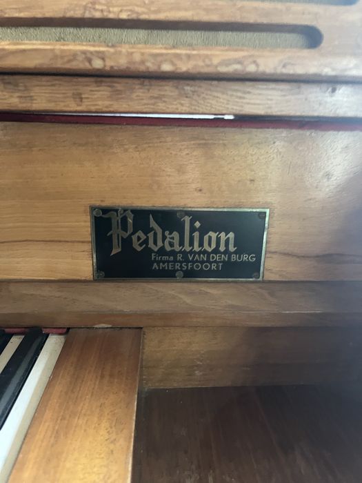 Orga cu dubla claviatura si pedalier