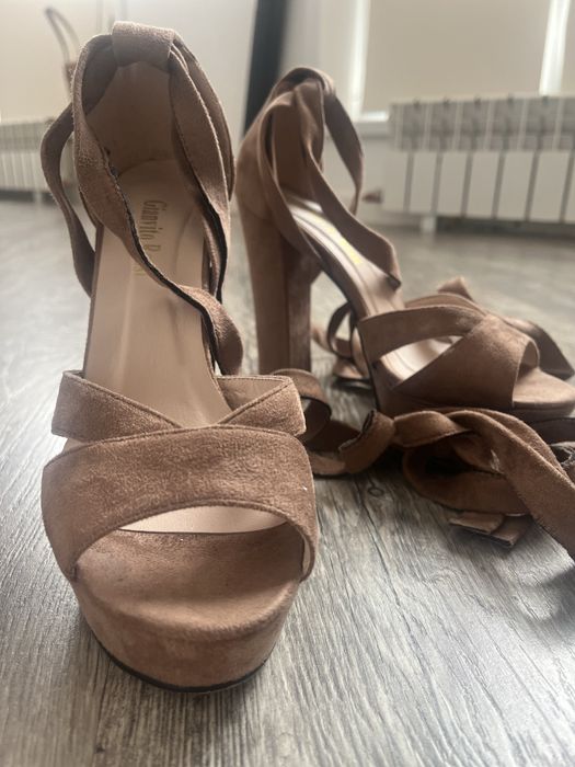 Босоножки замшевые