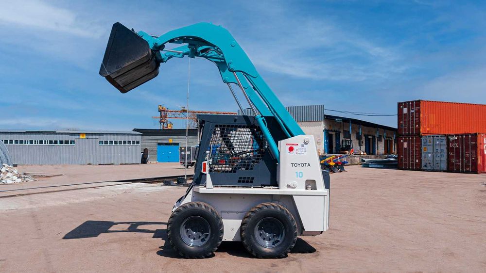 Сдаем в аренду погрузчики, кран, катки