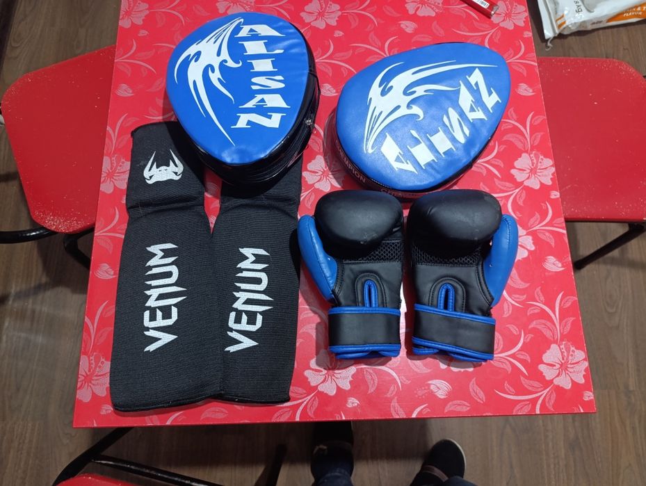 Продаю перчатки  в комплекте