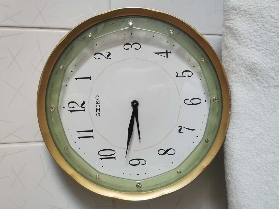 Ceas de perete Seiko,silentios,quartz cu baterie AA1.5V, diametru 32 cm