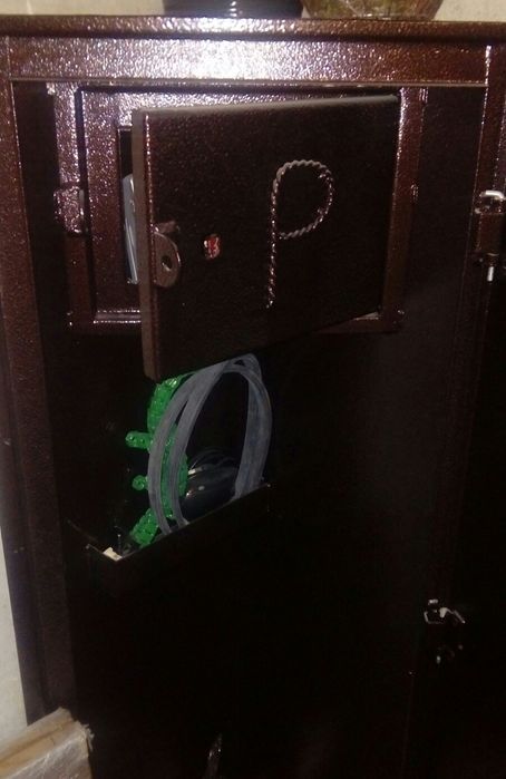 Продам угловой сейф