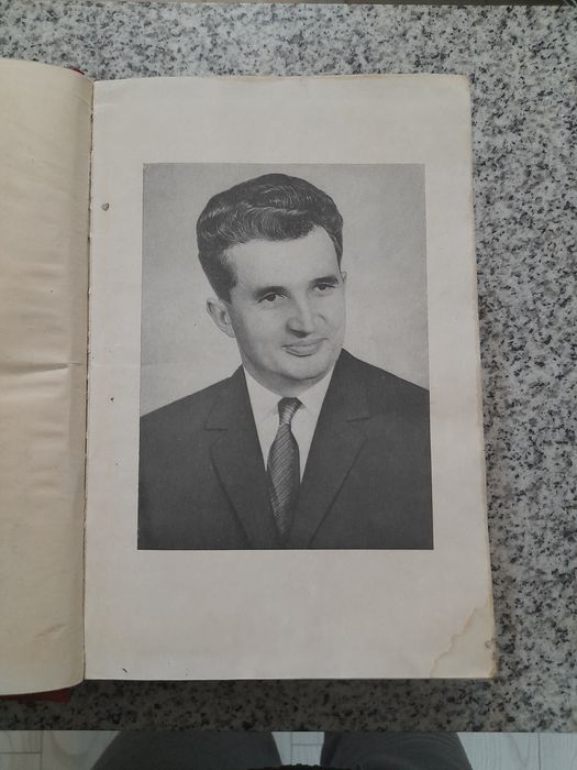 Vând cărți de colectie