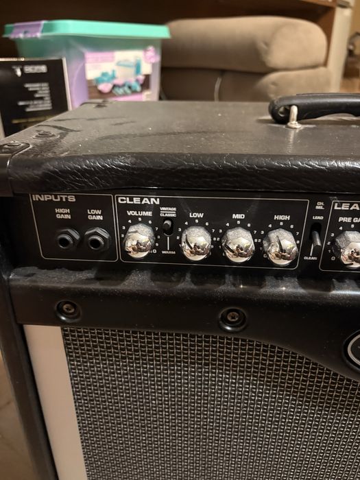 Продам гитарный комбоусилитель Pevey