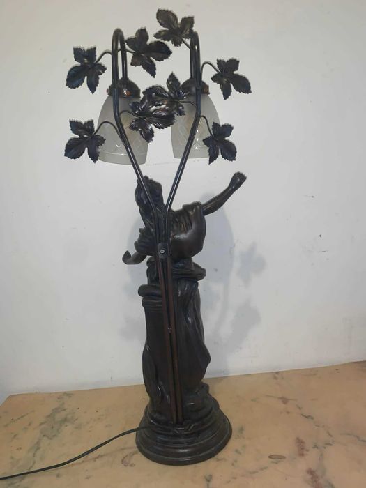 Statuie veioza cu doua brate