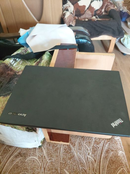 Vând carcasa de laptop