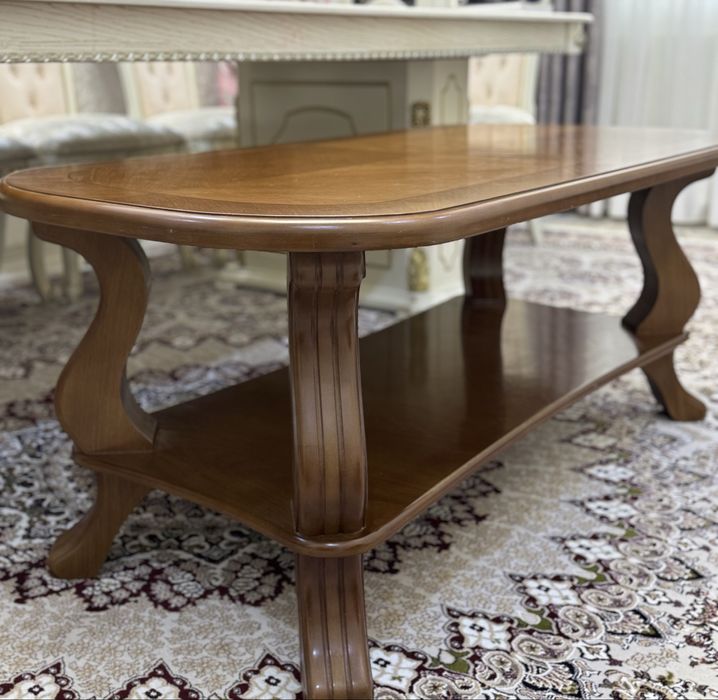 Продам срочно стол для гостинной.