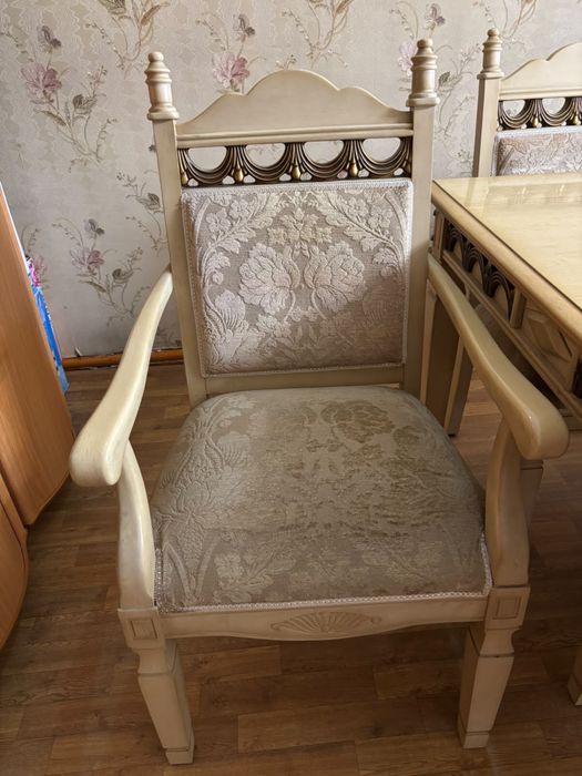 Королевский стол со стульями