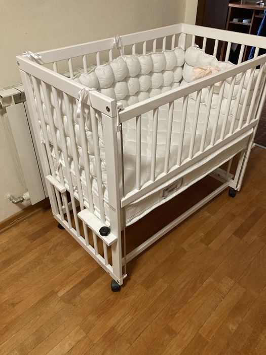 Дървена бебешка кошара