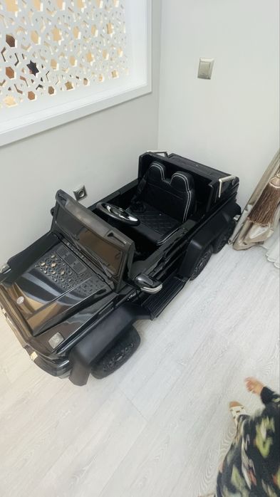 Игрушечная машинка