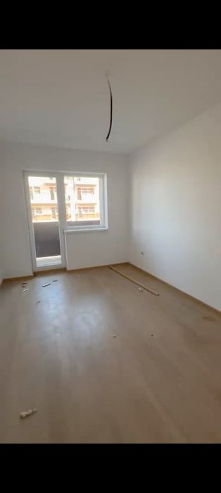 Vând apartament cu trei camere și parcare