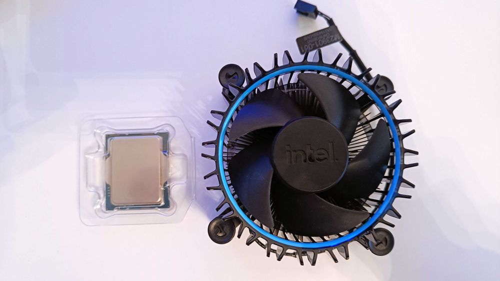 Продавам процесор Intel Core i7 12700F