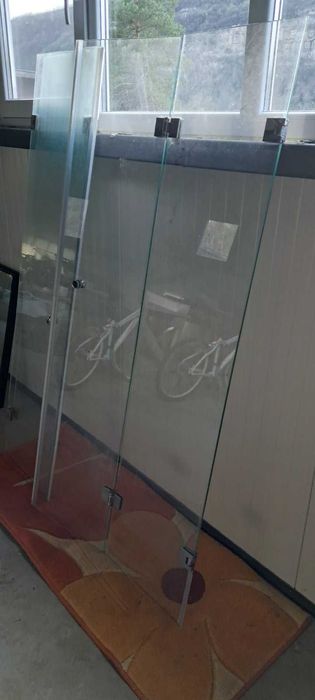 Стъклена душ кабина