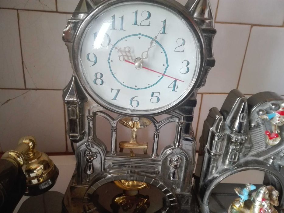 Радиокасетофон и телефон-часовник  .