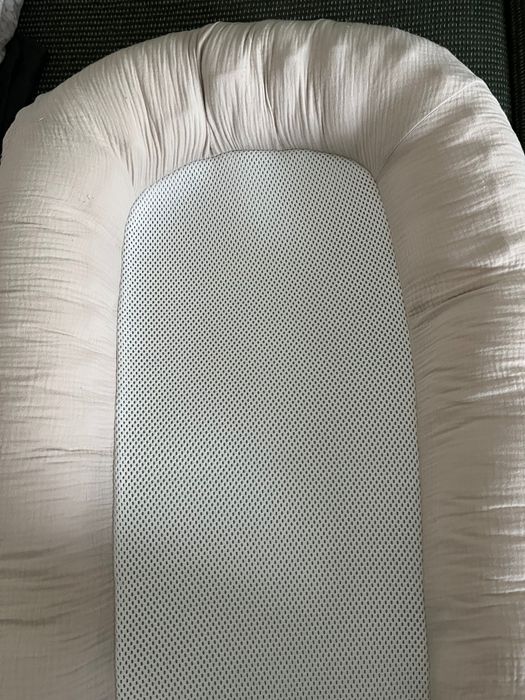 Baby nest ergonomic cu baza respirabila si husa detasabila din muselina